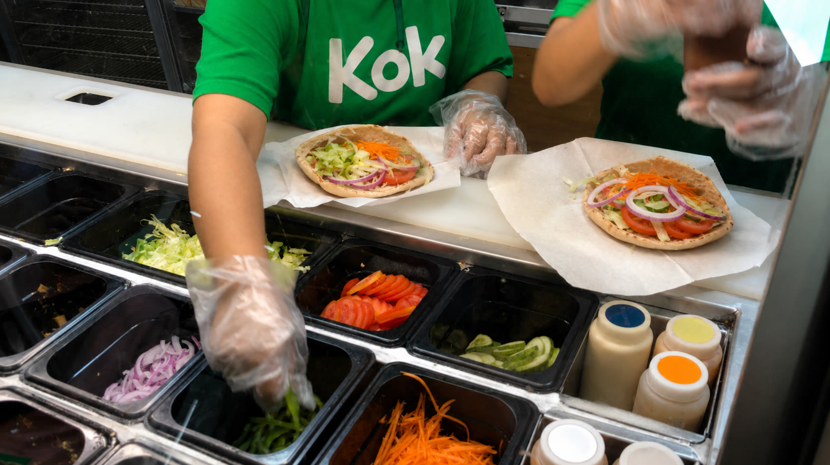 Сборка питы KŌK на точке — свежие овощи и моно продукт курица